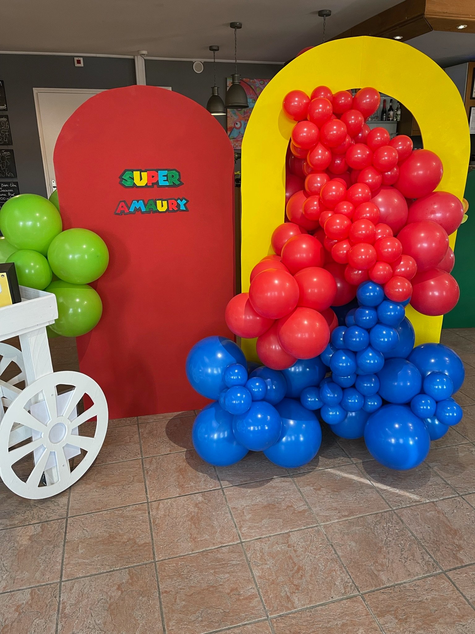 Anniversaire Mario - décoration en ballons